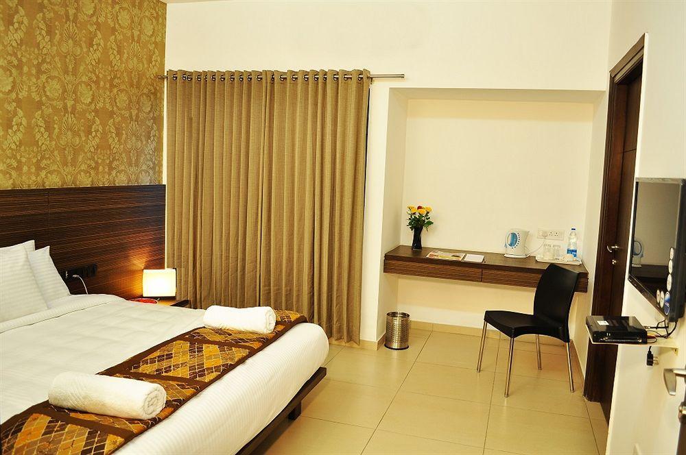 The Palazzo Hotell Hyderabad Exteriör bild